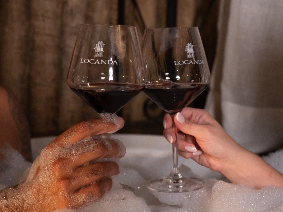 Brinde com as ta�as personalizadas da Locanda