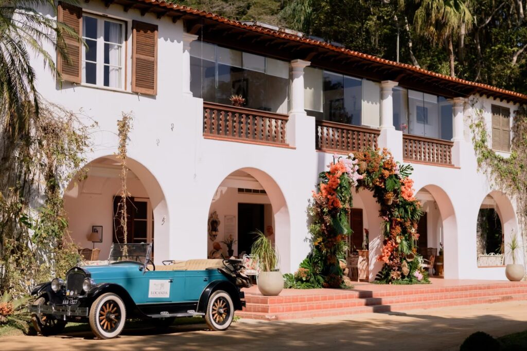 Fachada colonial florida com carro antigo na entrada