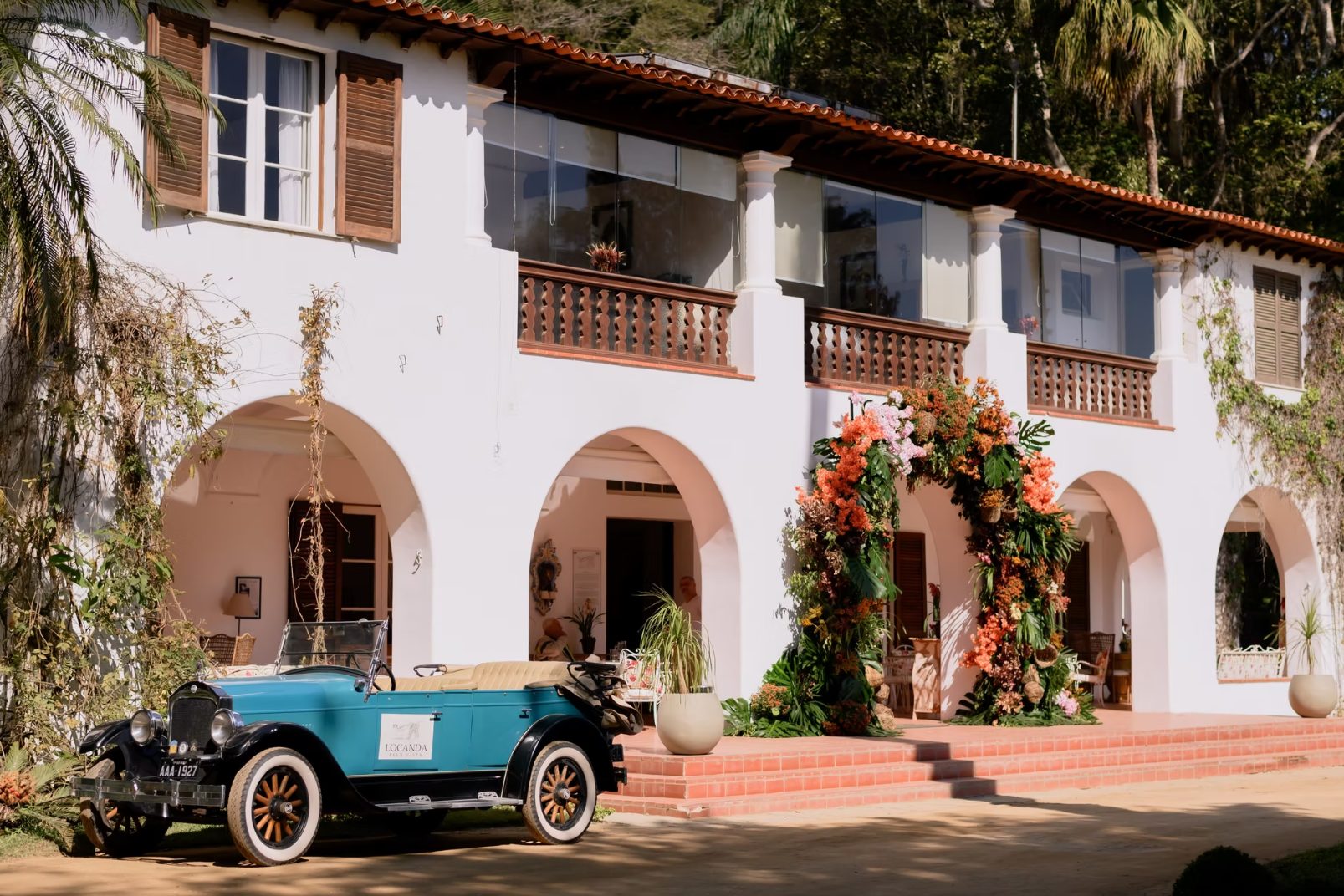 Fachada colonial florida com carro antigo na entrada