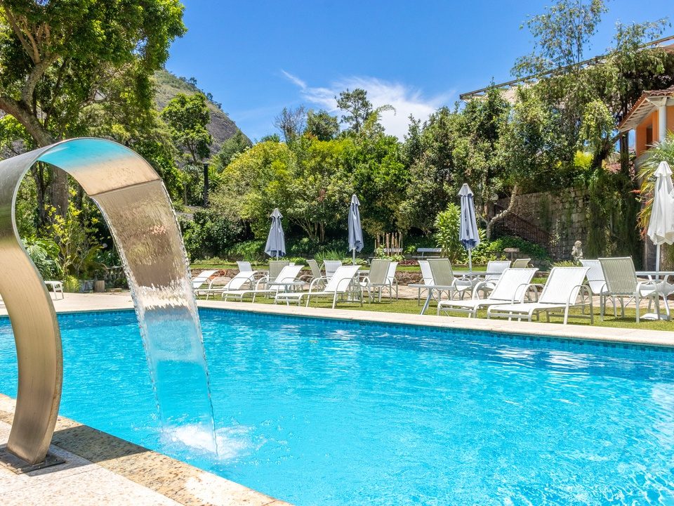 Piscina com cascata e deque de espregui�adeiras