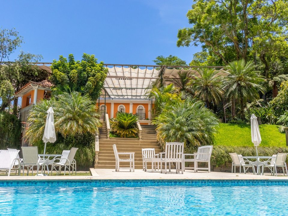 Piscina com espregui�adeiras e jardins da Locanda