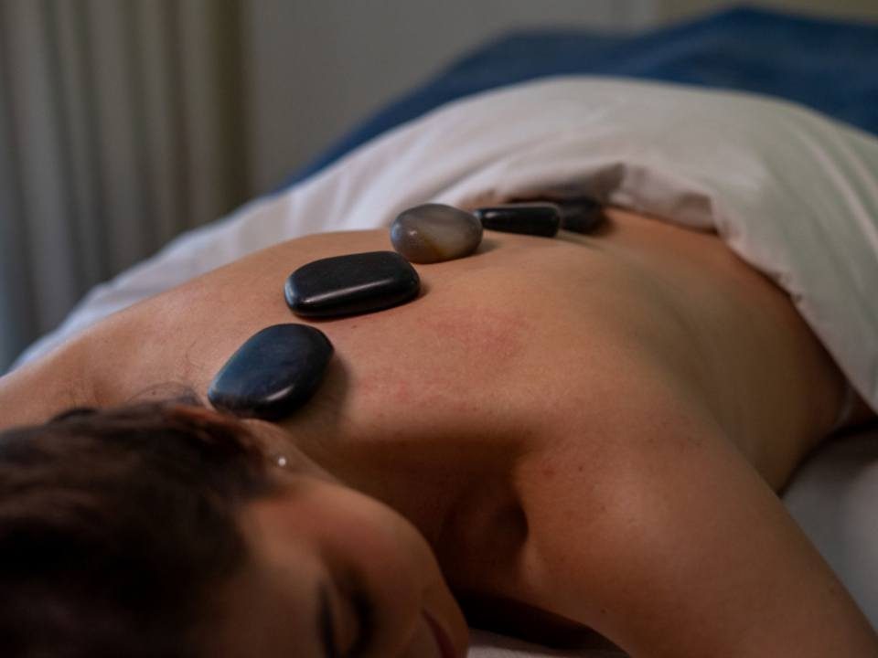 Massagem com pedras quentes no spa