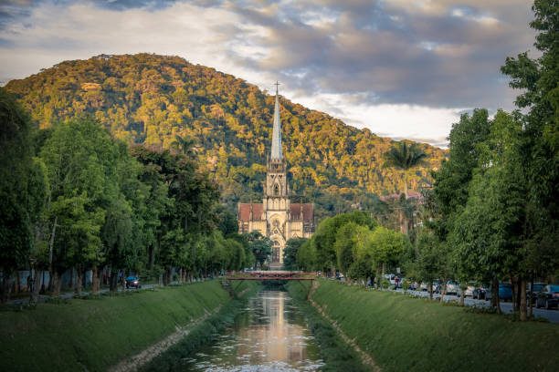 Catedral de Petr�polis e o canal com a montanha ao fundo