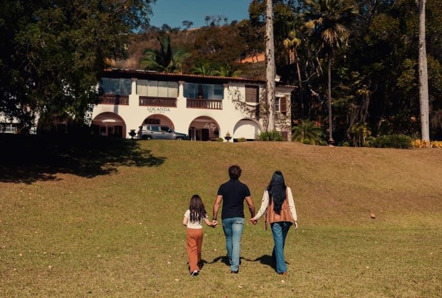 Fam�lia caminhando em dire��o ao casar�o da Locanda Bela Vista
