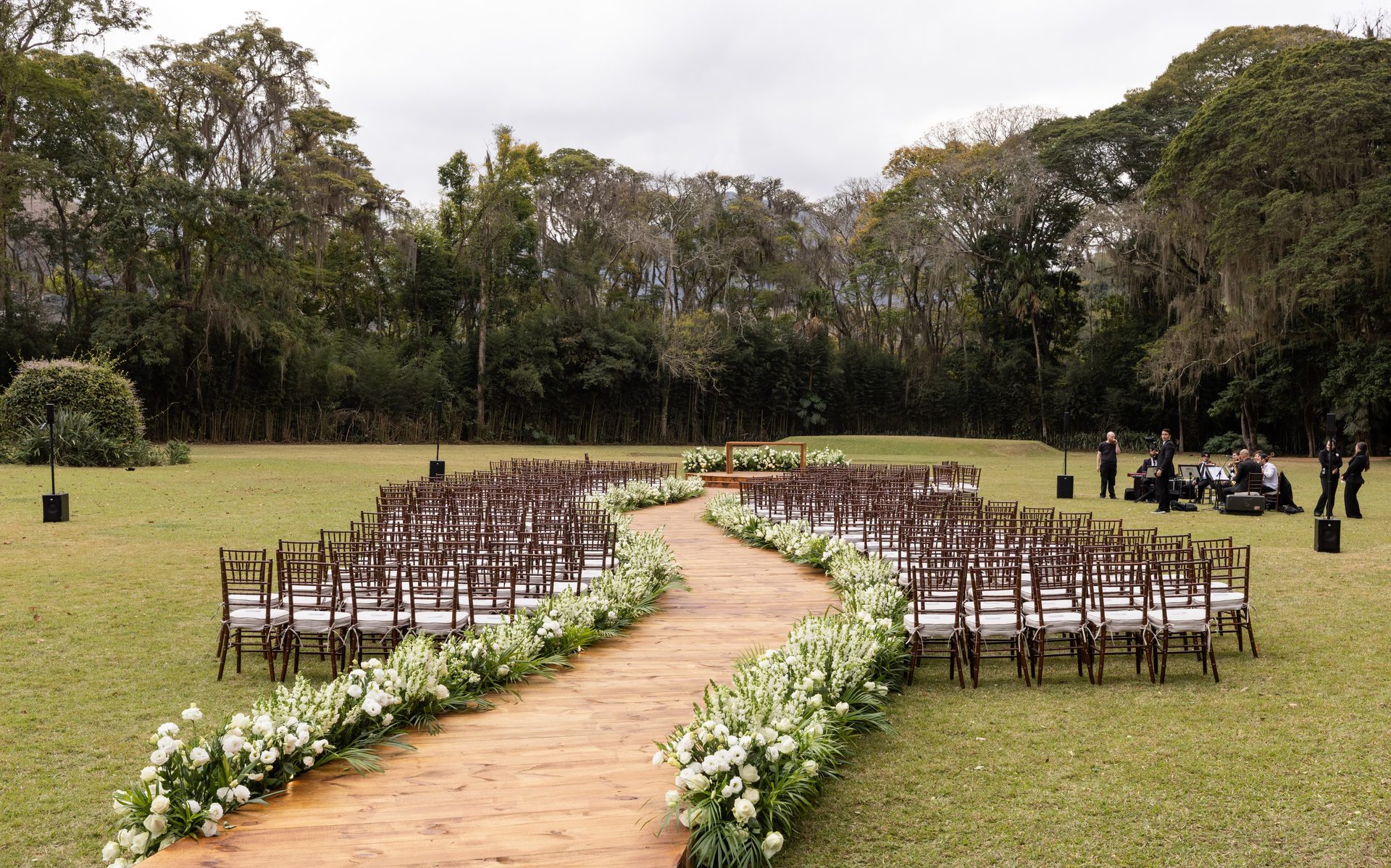 Cerimônia no gramado da Locanda Bela Vista
