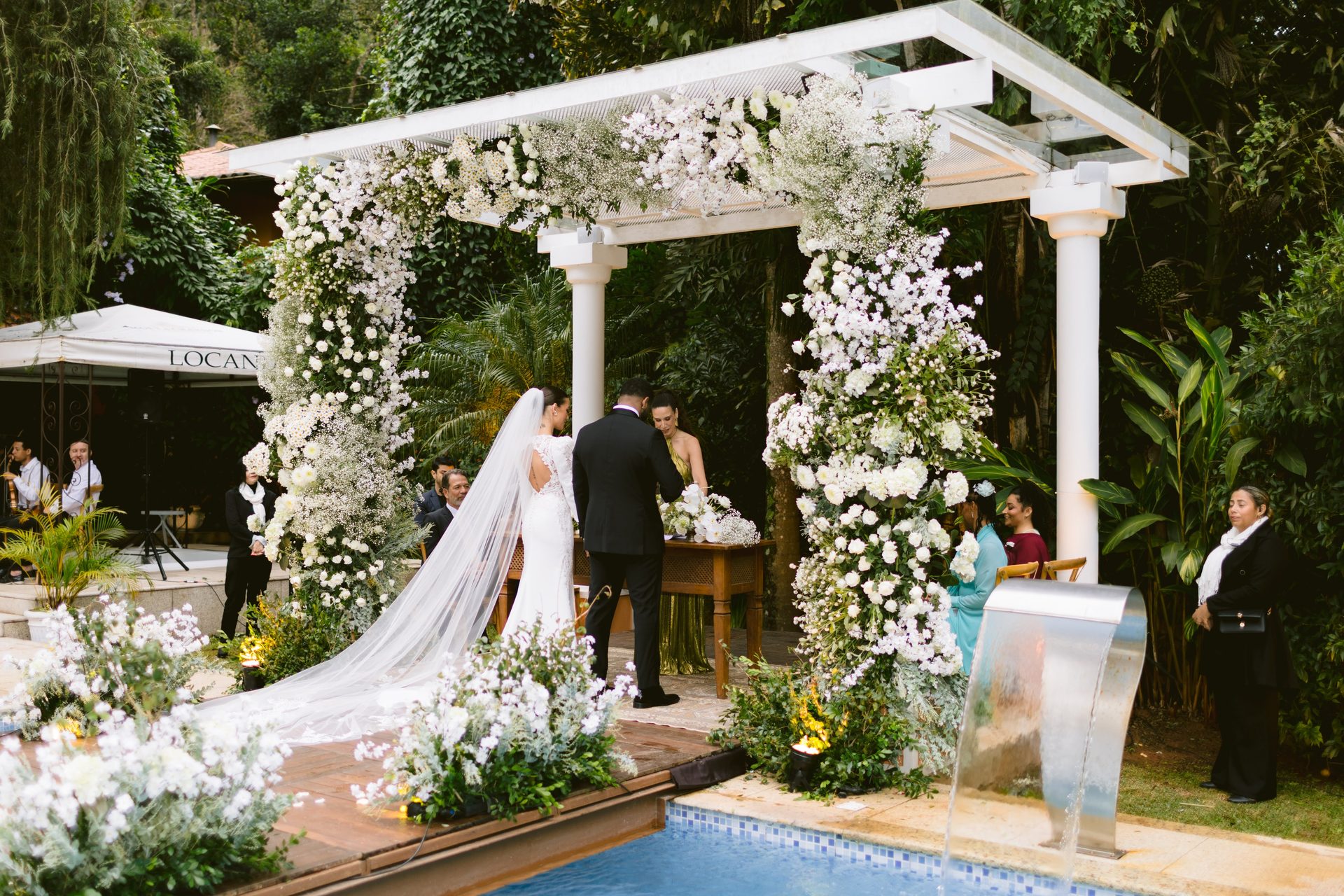 Casamento no altar florido da Locanda Della Mimosa