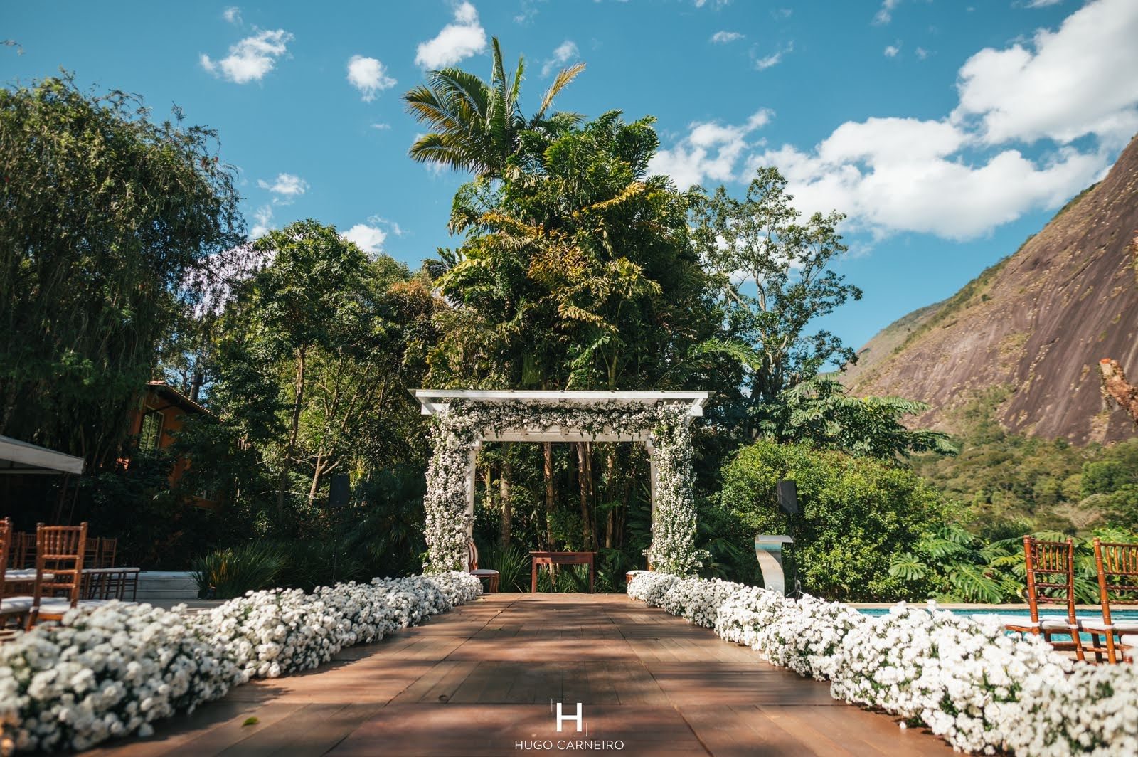 Altar de casamento entre jardins e montanhas na Della Mimosa