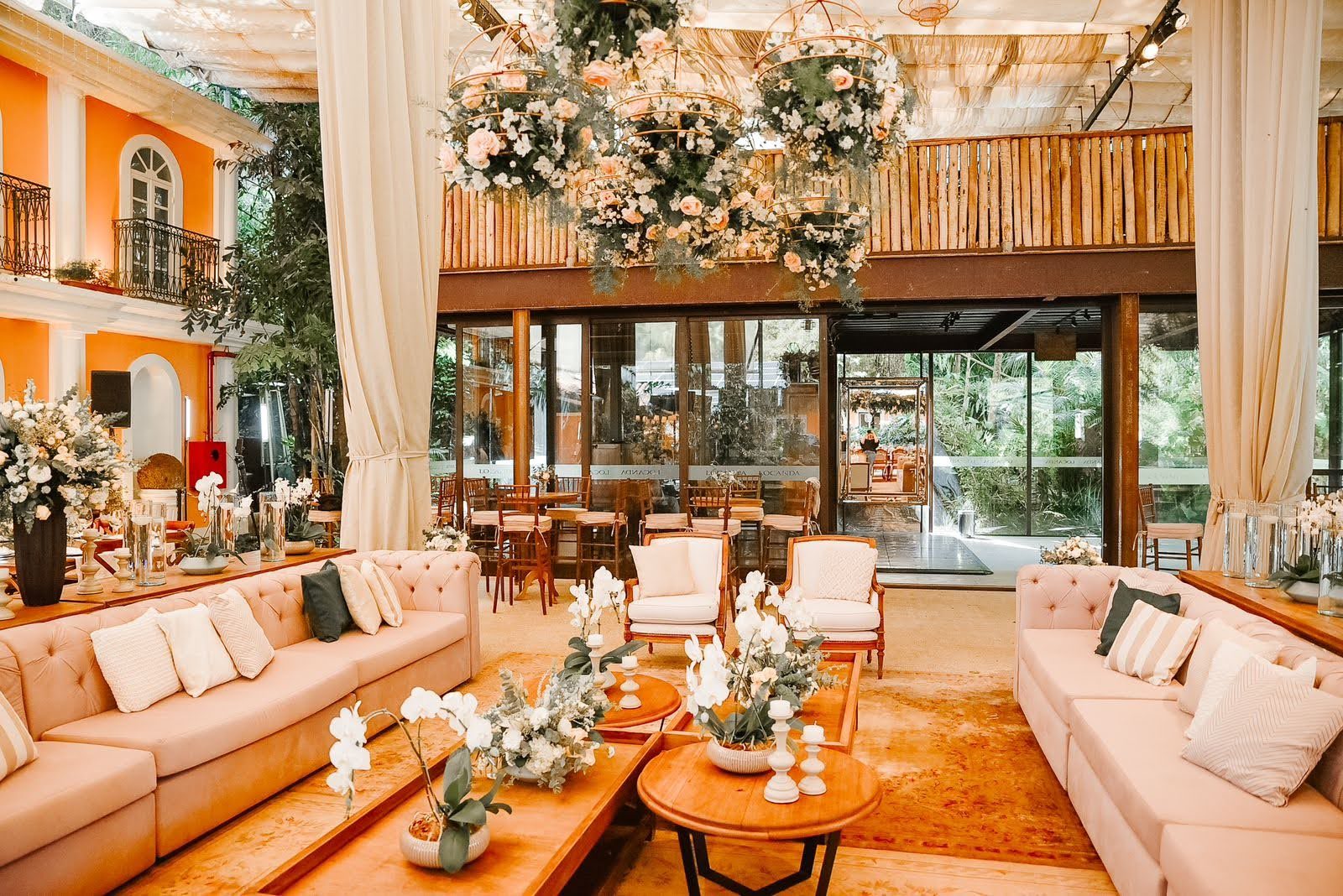 Salão decorado para celebração na Della Mimosa