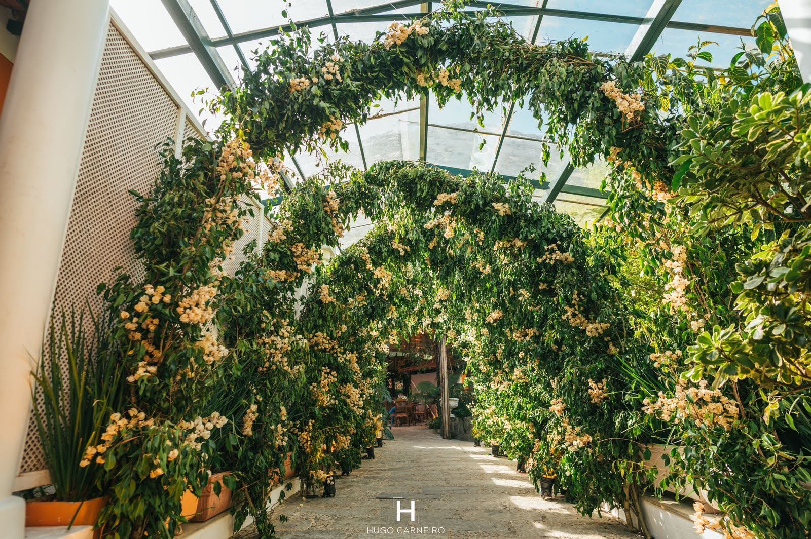 Túnel de flores em evento na Locanda Della Mimosa