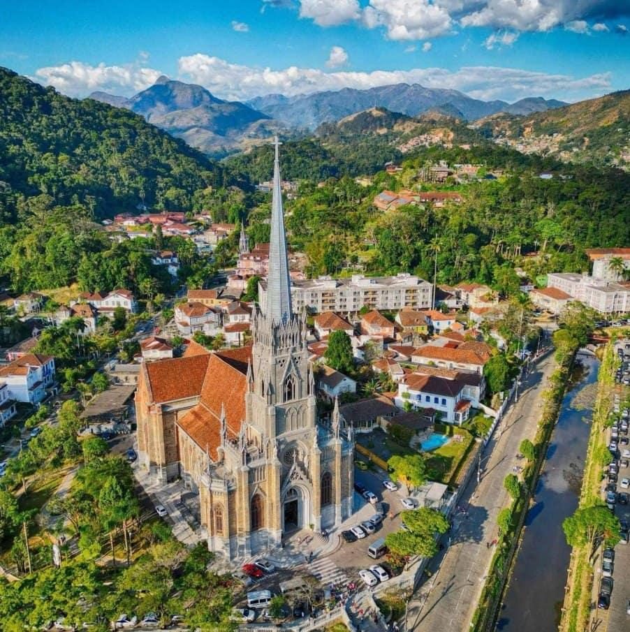 Catedral de Petr�polis entre o casario e as montanhas
