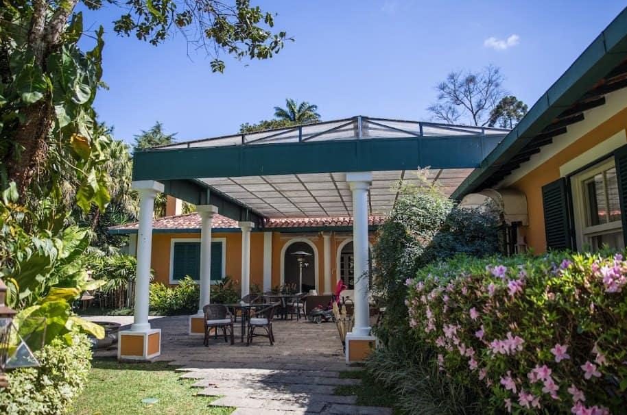 P�tio com pergolado e jardim florido da Locanda
